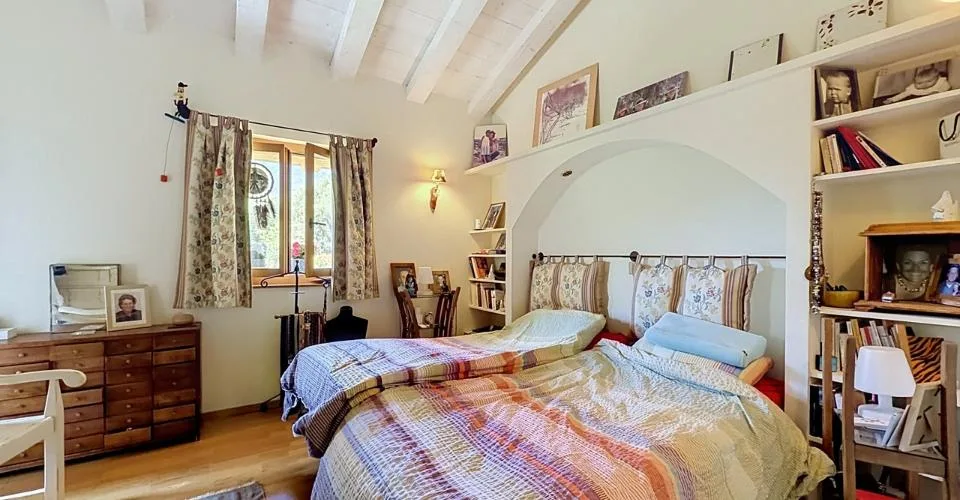 La Tsombe. Cinq maisons, un chemin, et toute la vallée en face.