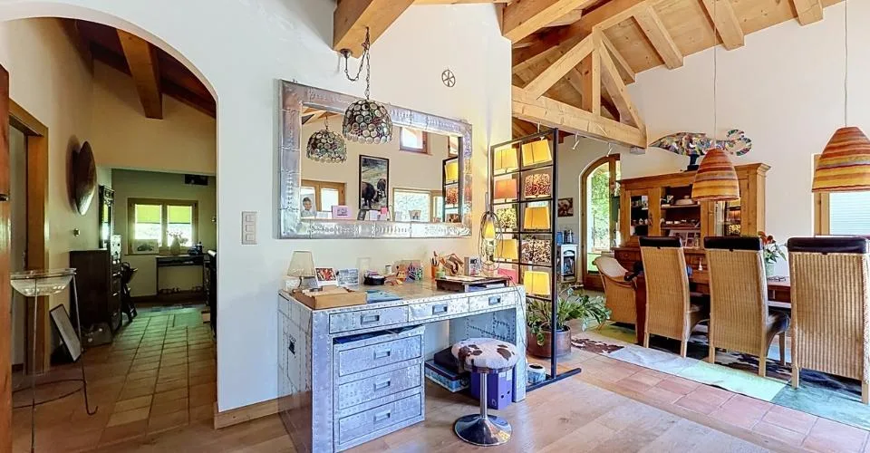 La Tsombe. Cinq maisons, un chemin, et toute la vallée en face.