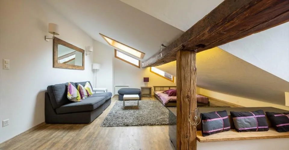 Petit immeuble rénové avec cachet et revenus locatifs