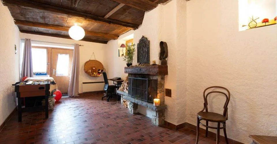 Petit immeuble rénové avec cachet et revenus locatifs