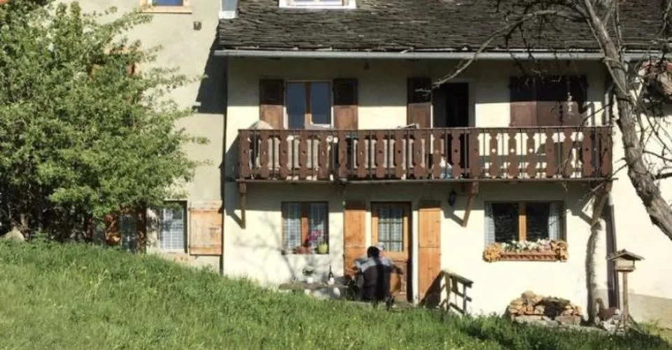Petit immeuble rénové avec cachet et revenus locatifs