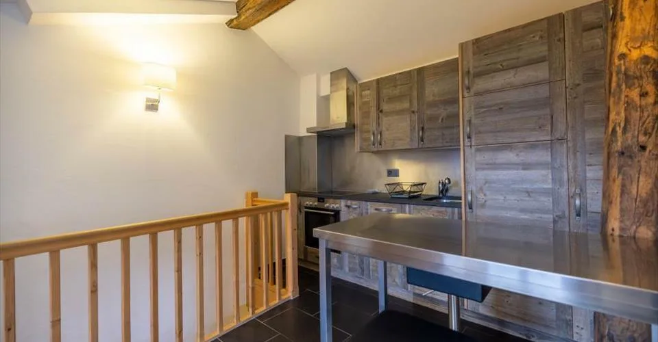 Petit immeuble rénové avec cachet et revenus locatifs