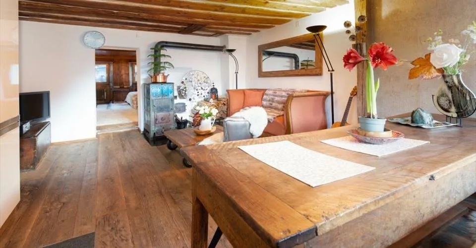 Petit immeuble rénové avec cachet et revenus locatifs