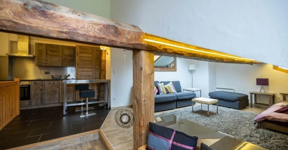 Petit immeuble rénové avec cachet et revenus locatifs