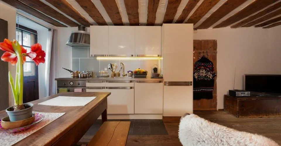 Petit immeuble rénové avec cachet et revenus locatifs