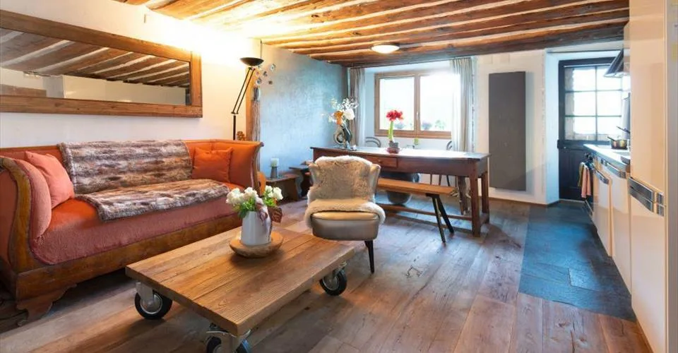 Petit immeuble rénové avec cachet et revenus locatifs