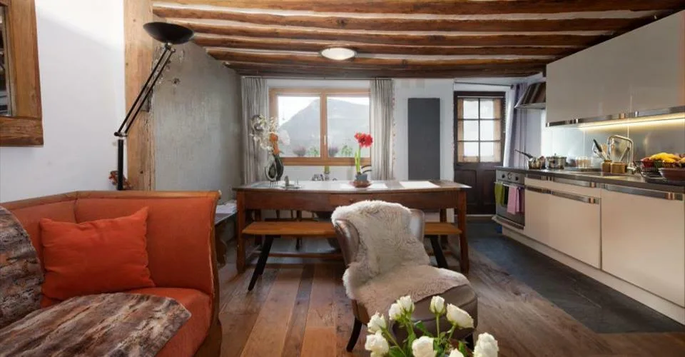 Petit immeuble rénové avec cachet et revenus locatifs