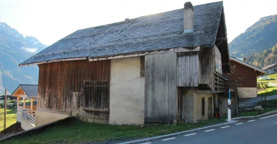Vérossaz Chalet-Grange à Transformer en 2 appartements spacieux