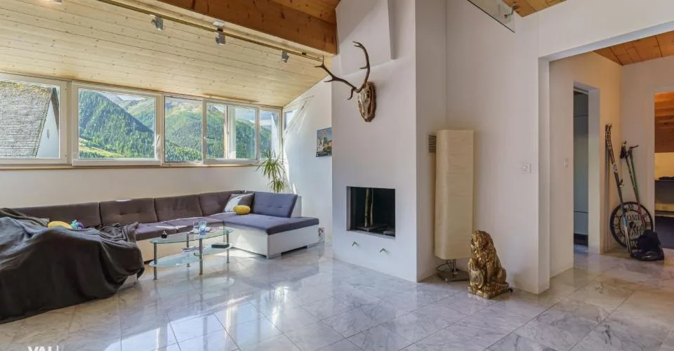 Attique attrayante avec galerie et finitions de haute qualité