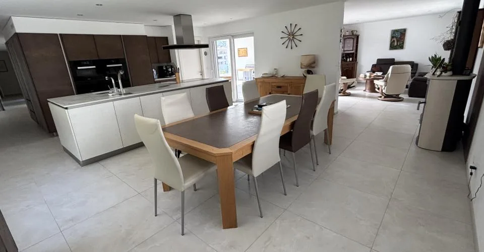 Spacieux appartement contemporain de 4.5 pièces avec grande terrasse