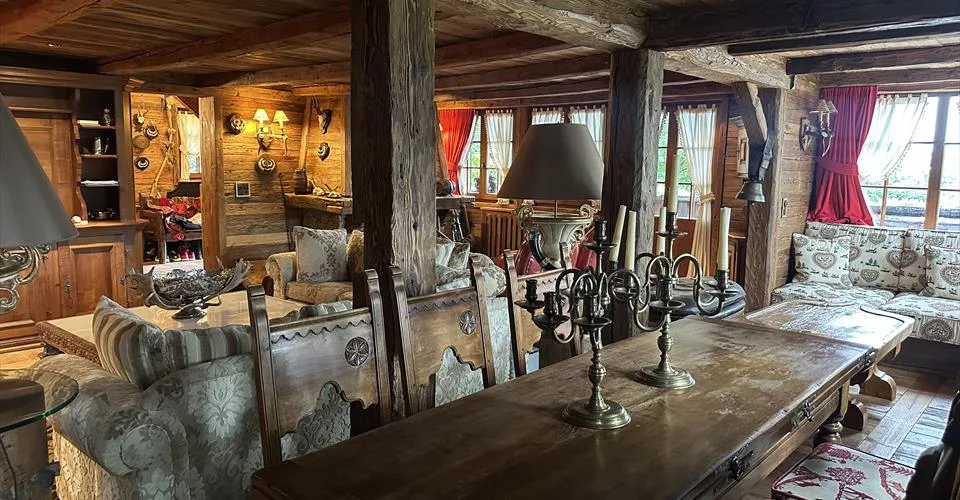 Villa de prestige en vieux bois au pied du Golf de Crans-Montana Possibilité de construire un second Chalet