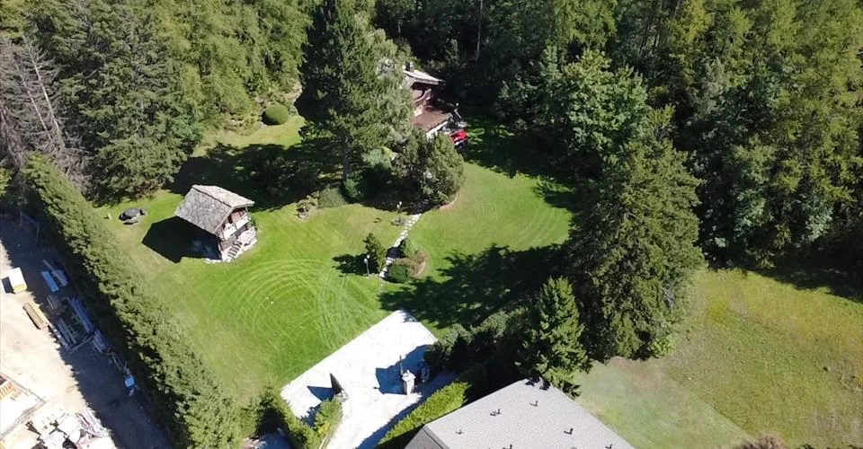 Villa de prestige en vieux bois au pied du Golf de Crans-Montana Possibilité de construire un second Chalet