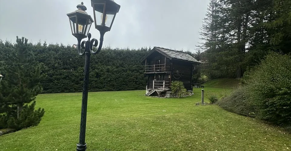 Villa de prestige en vieux bois au pied du Golf de Crans-Montana Possibilité de construire un second Chalet