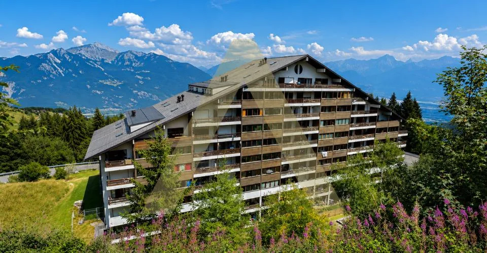 Cosy appartement meublé avec loggia dans un cadre verdoyant