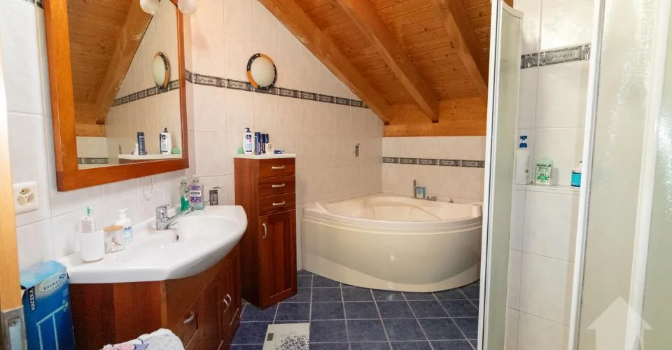 Villa d'une surface de 198 m2 hab. sur parcelle de 1000m2