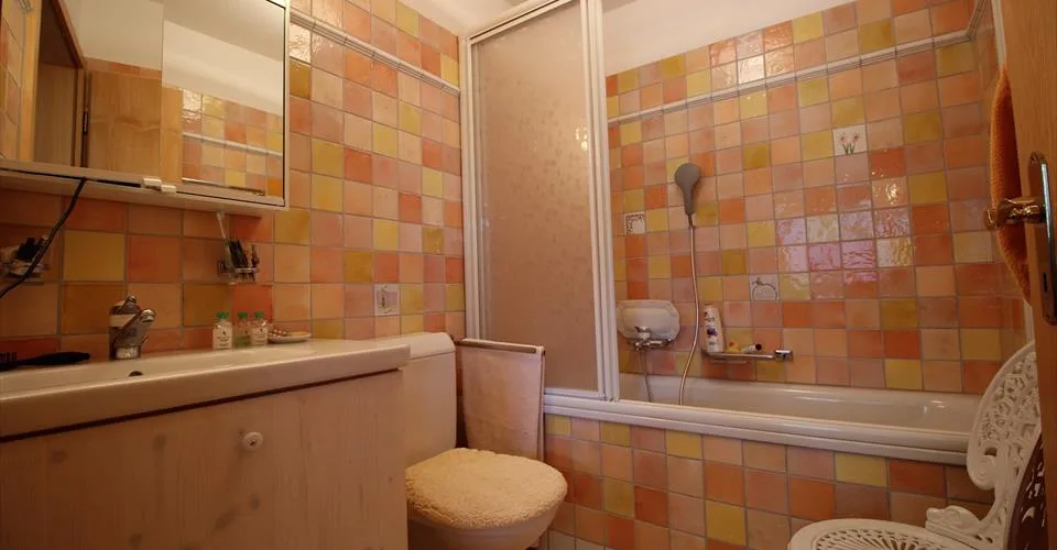 Appartement mansardé de 4,5 pièces style bastide avec galerie et belle vue