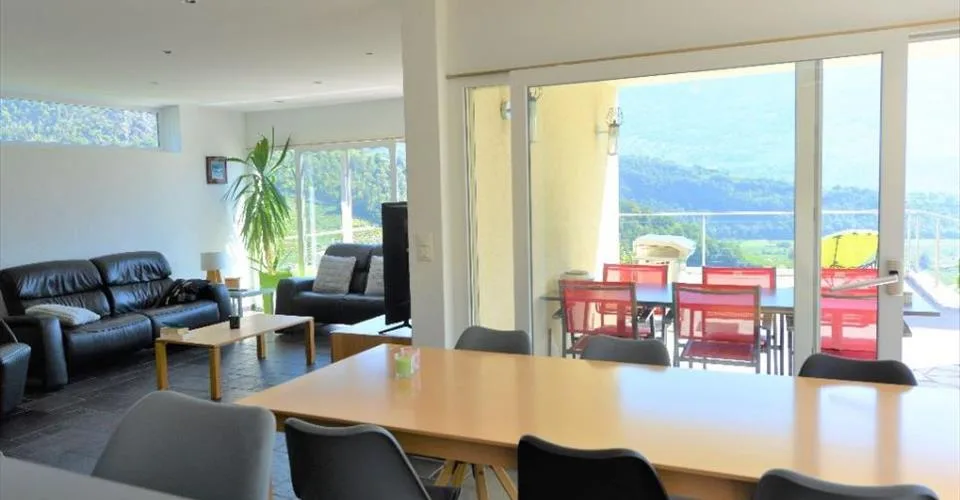 Villa contemporaine au coeur du vignoble valaisan offrant une qualité de vie à votre famille à St-Séverin