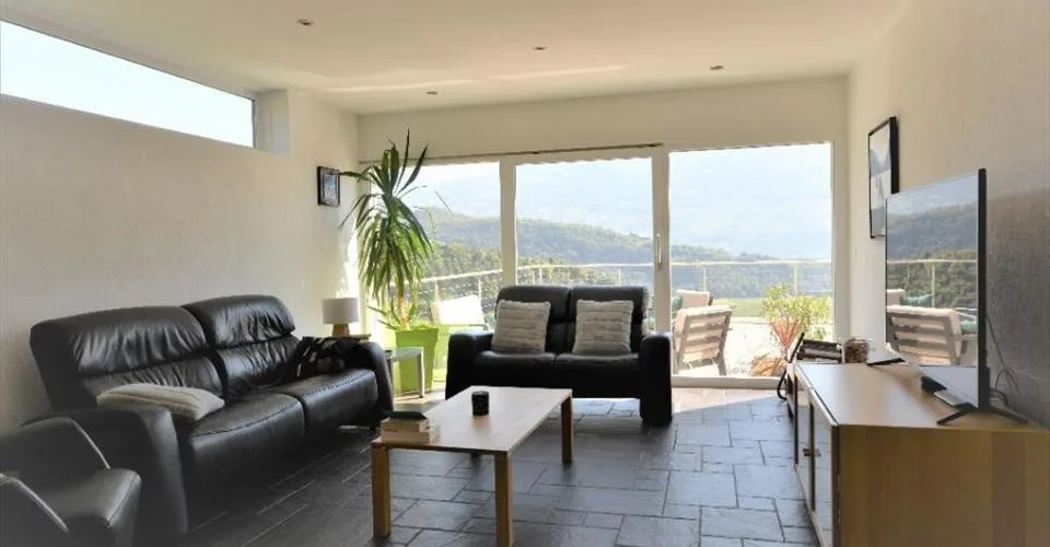Villa contemporaine au coeur du vignoble valaisan offrant une qualité de vie à votre famille à St-Séverin