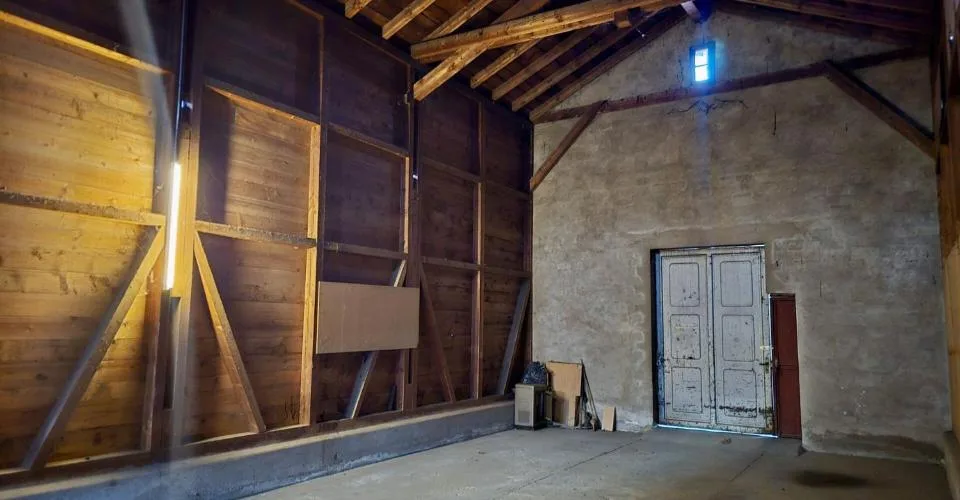 Immeuble de 3 appartements avec hangar indépendant.
