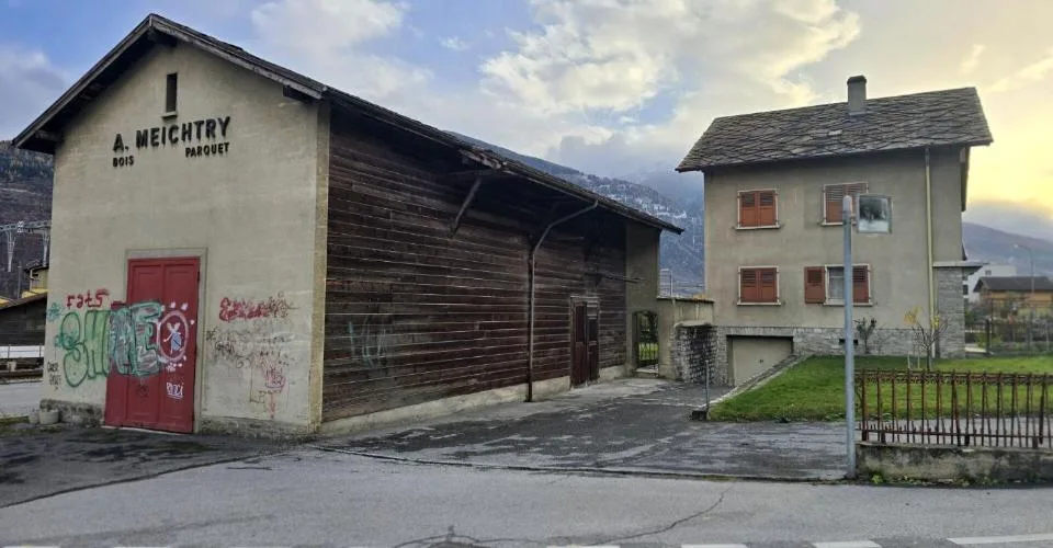 Immeuble de 3 appartements avec hangar indépendant.