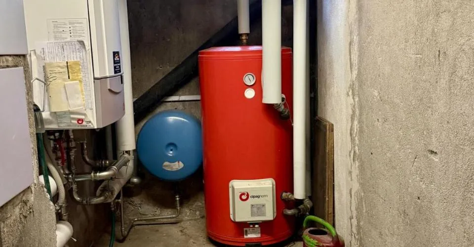 Immeuble de 3 appartements avec hangar indépendant.