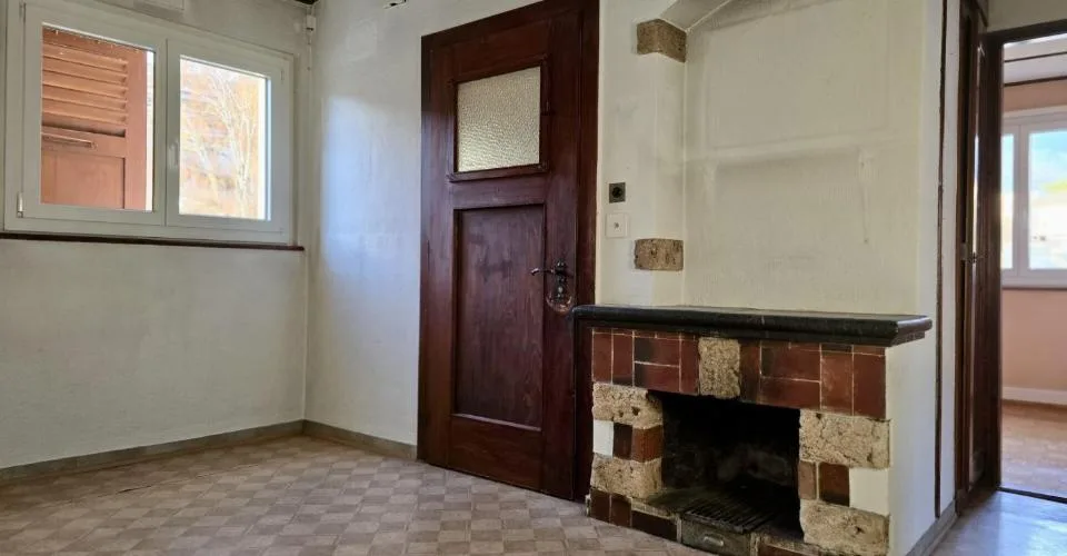 Immeuble de 3 appartements avec hangar indépendant.