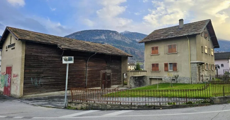 Immeuble de 3 appartements avec hangar indépendant.