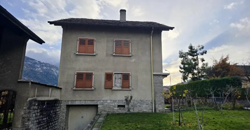 Immeuble de 3 appartements avec hangar indépendant.