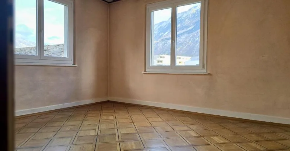 Immeuble de 3 appartements avec hangar indépendant.