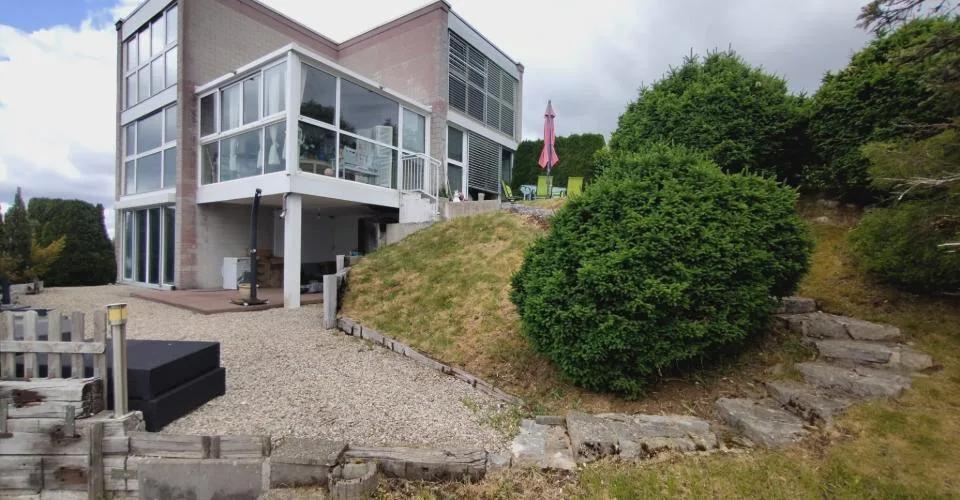 Villa triplex contiguë de 6 pièces avec vue panoramique sur la ville