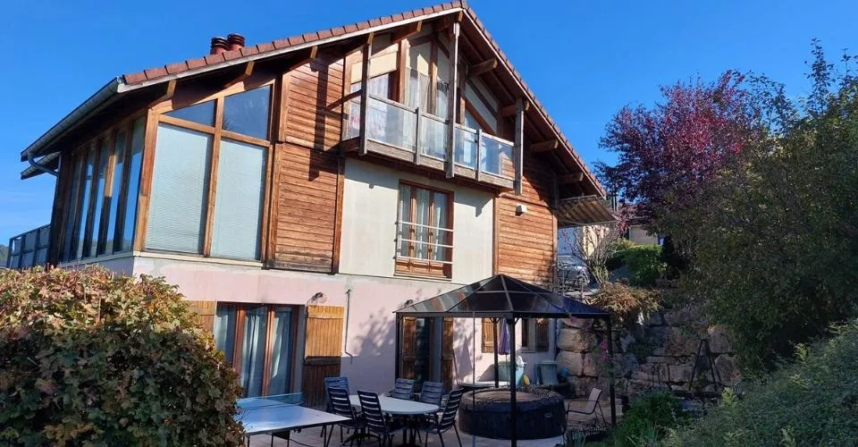 Spacieuse villa avec appartement indépendant au rez inférieur