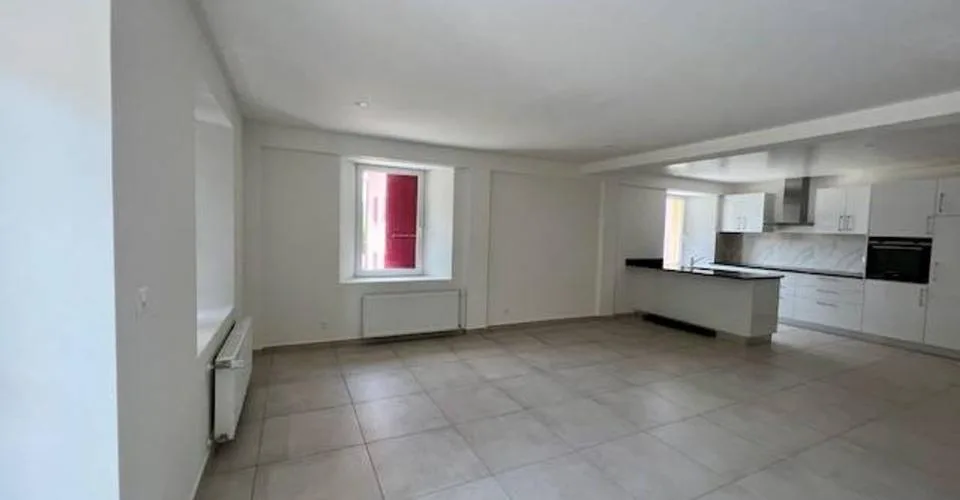 Immeuble rénové, 3 lots sur 5 loués, 4 appartements et un local commercial