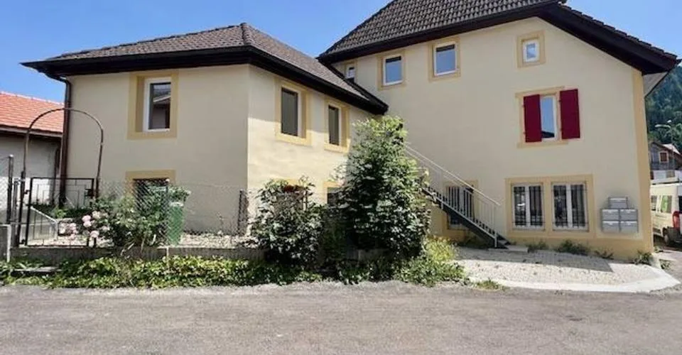 Immeuble rénové, 3 lots sur 5 loués, 4 appartements et un local commercial