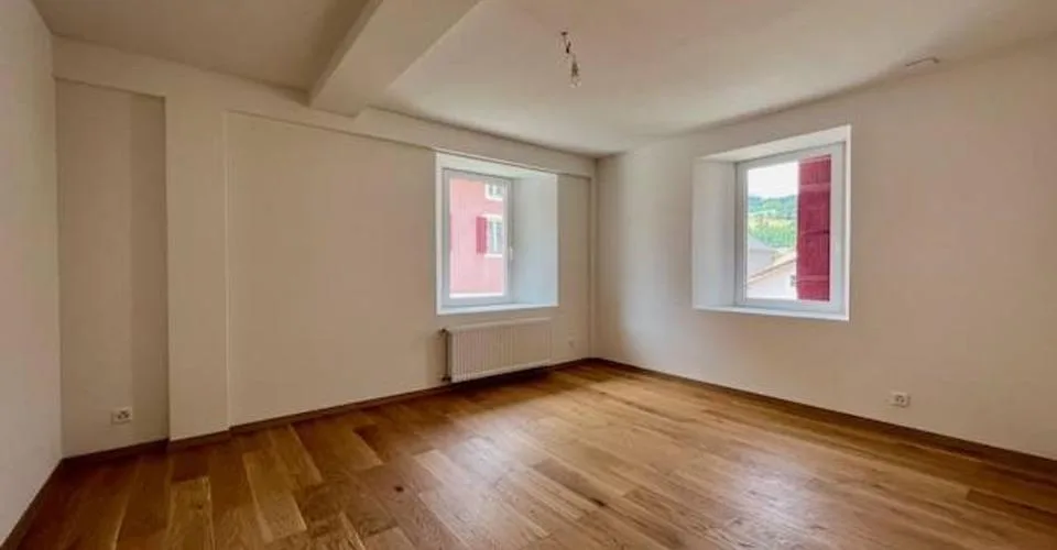 Immeuble rénové, 3 lots sur 5 loués, 4 appartements et un local commercial