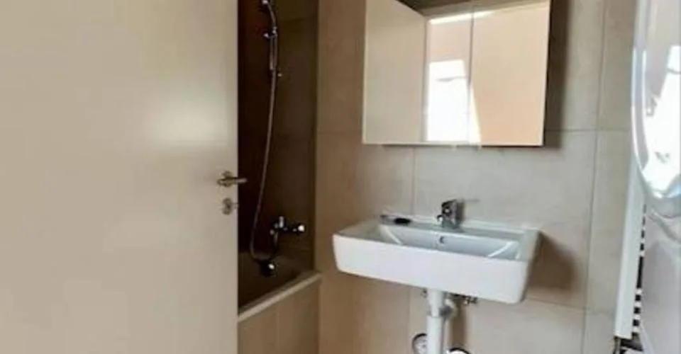 Immeuble rénové, 3 lots sur 5 loués, 4 appartements et un local commercial