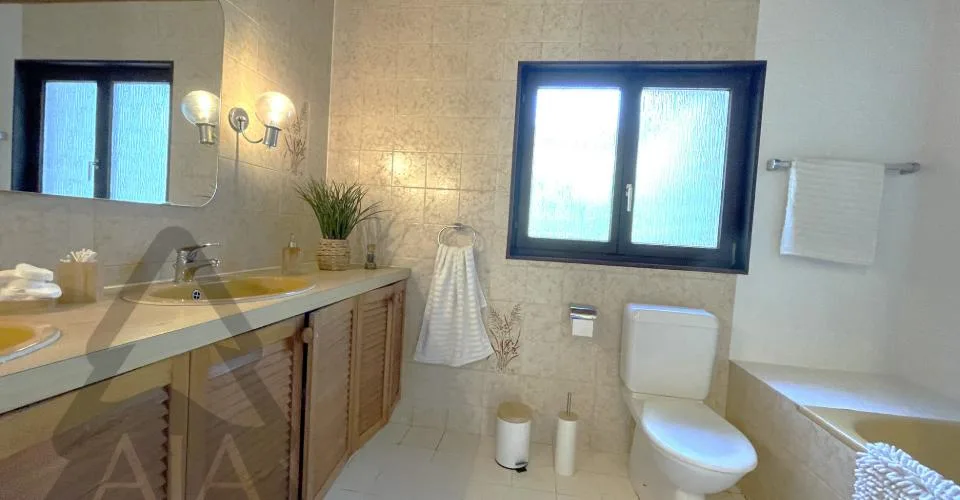 VENDU !!! Marin-Epagnier (Commune de Latena, à deux pas du Lac), très belle villa individuelle de 5,5 pièces (~ m2 habitables) avec jardin, garage individuel, places de parc et dépendances – foto 11 di 16