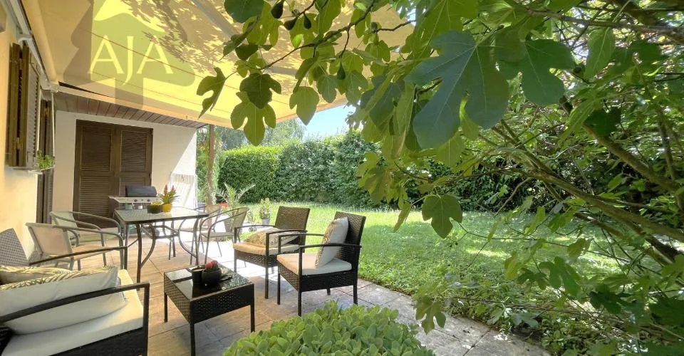 VENDU !!! Marin-Epagnier (Commune de Latena, à deux pas du Lac), très belle villa individuelle de 5,5 pièces (~ m2 habitables) avec jardin, garage individuel, places de parc et dépendances – foto 2 di 16