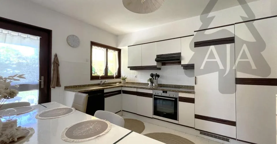 VENDU !!! Marin-Epagnier (Commune de Latena, à deux pas du Lac), très belle villa individuelle de 5,5 pièces (~ m2 habitables) avec jardin, garage individuel, places de parc et dépendances – foto 6 di 16