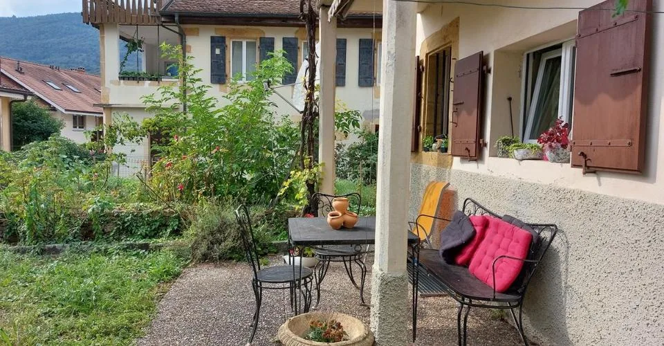 Maison villageoise avec jardin offrant deux appartements et un espace commercial – photo 6 sur 13