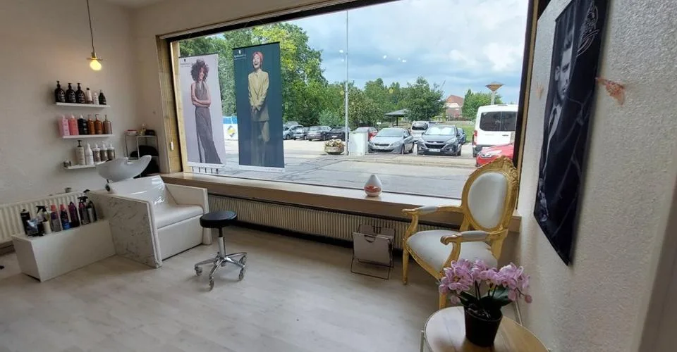 Maison villageoise avec jardin offrant deux appartements et un espace commercial – photo 2 sur 13