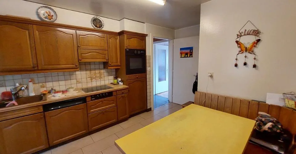 Maison villageoise avec jardin offrant deux appartements et un espace commercial – photo 8 sur 13