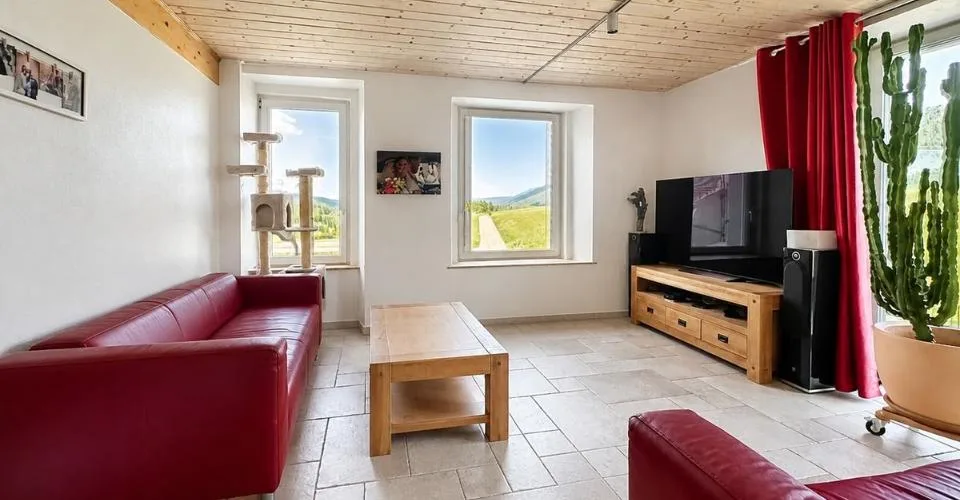 Bien rare et élégant, offrant un cadre idéal pour une famille ou une activité B&B, avec vue spectaculaire