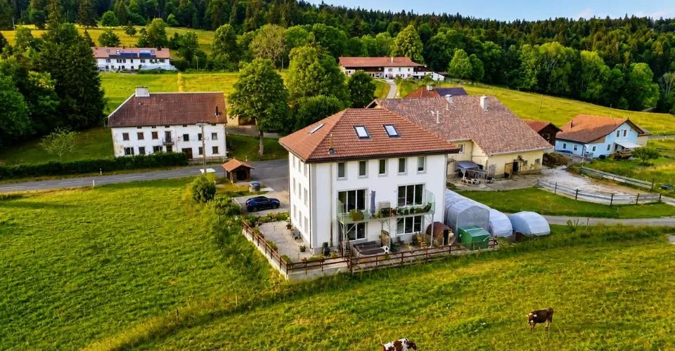 Bien rare et élégant, offrant un cadre idéal pour une famille ou une activité B&B, avec vue spectaculaire