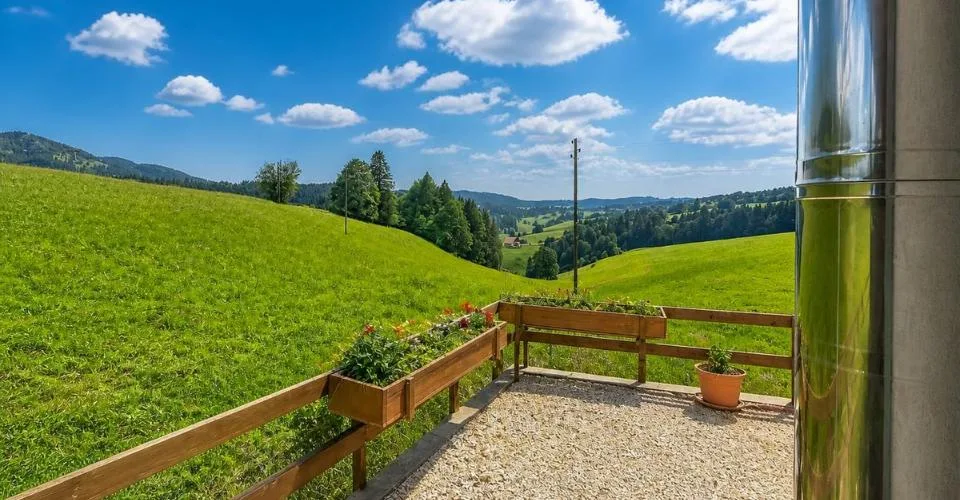 Bien rare et élégant, offrant un cadre idéal pour une famille ou une activité B&B, avec vue spectaculaire
