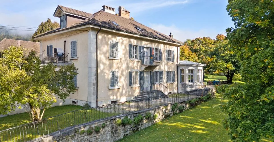 Exceptionnelle propriété de maître située à Couvet, dans le canton de Neuchâtel.