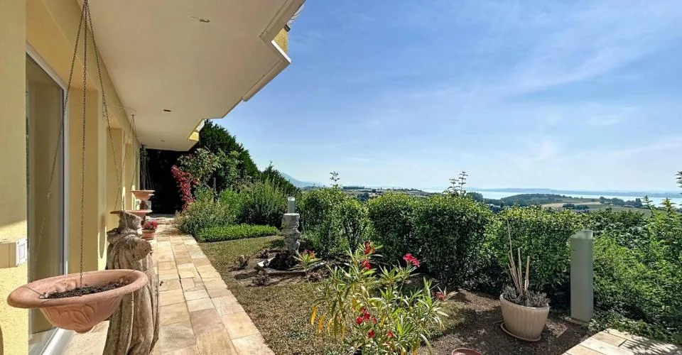 Un écrin de verdure avec vue panoramique sur le lac et les alpes – photo 5 sur 13
