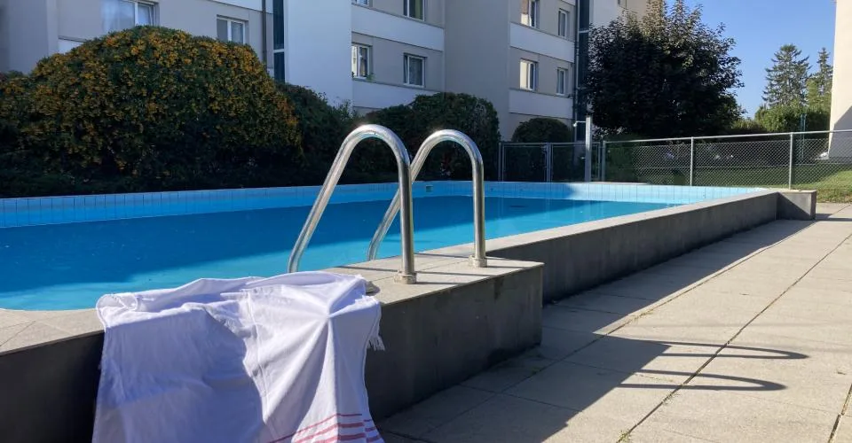 A vendre appartement rénové de 3 pièces - piscine