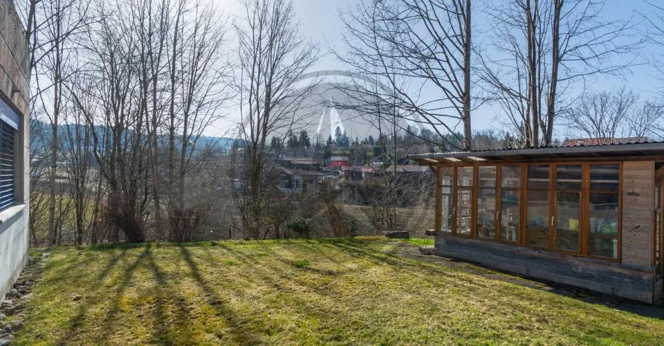 Spacieuse propriété comprenant 2 appartements et un atelier artisanal