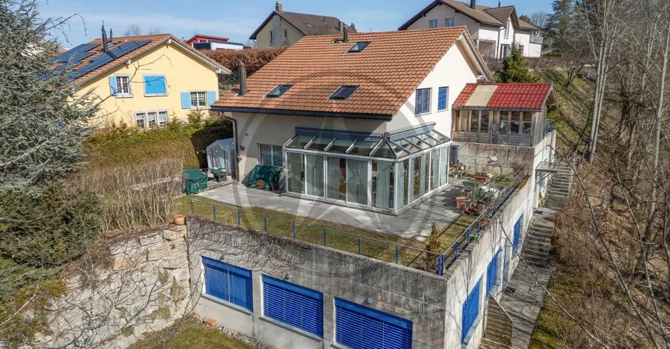 Spacieuse propriété comprenant 2 appartements et un atelier artisanal
