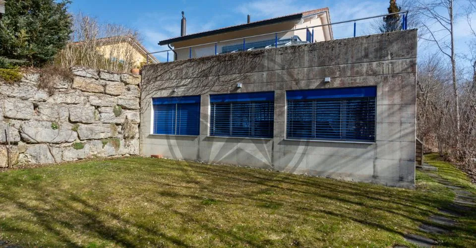 Spacieuse propriété comprenant 2 appartements et un atelier artisanal